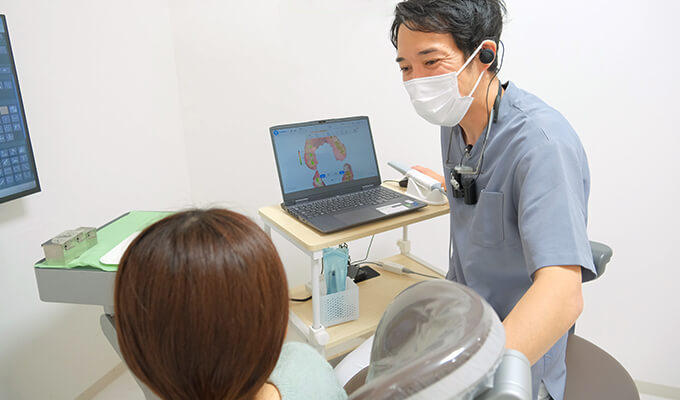 歯科医師が患者に説明している様子