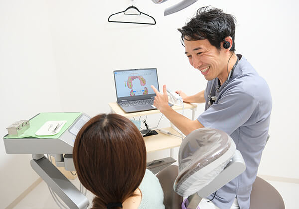 患者に説明している様子